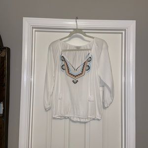 Lucky Brand white top with pretty stitching!!